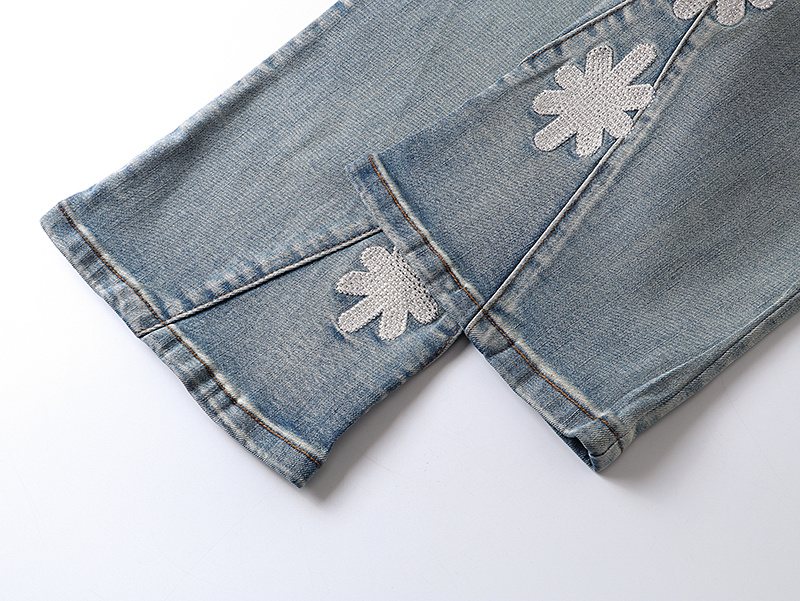 LOSTSHDWS Daisy Appliqué Flared Jeans — detail