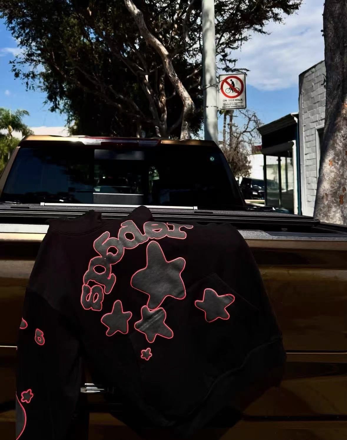 Sp5der Black Red Outline Star Graphic Hoodie — context