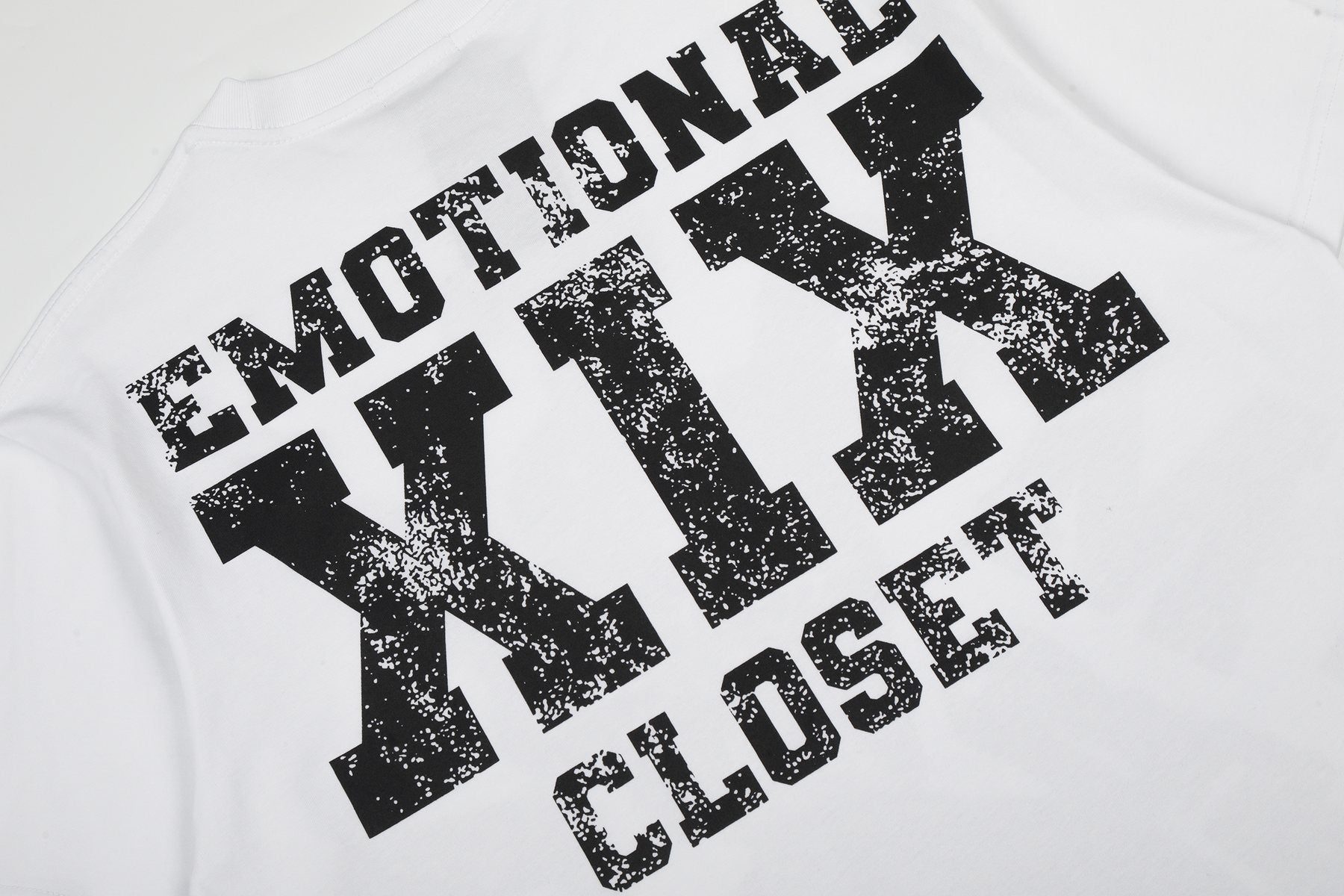 MIXED EMOTION Distressed Skull Graphic T-Shirt — detail
