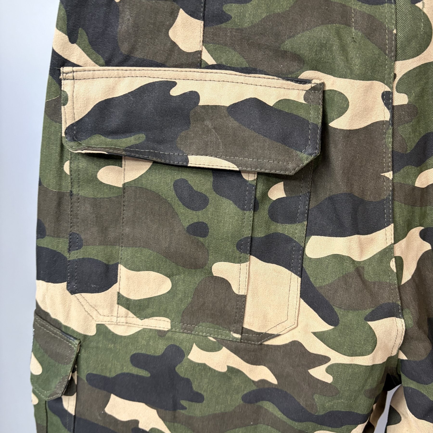 MIXED EMOTION Green Camouflage Embroidered Cargo Shorts — detail