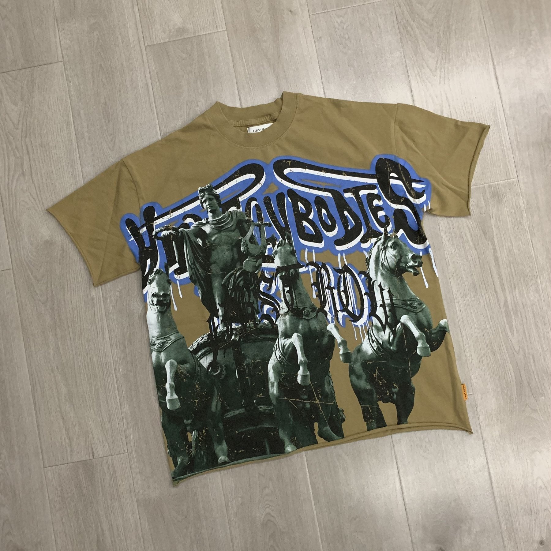 FIRST ROW Statue Horse Graphic T-Shirt — front