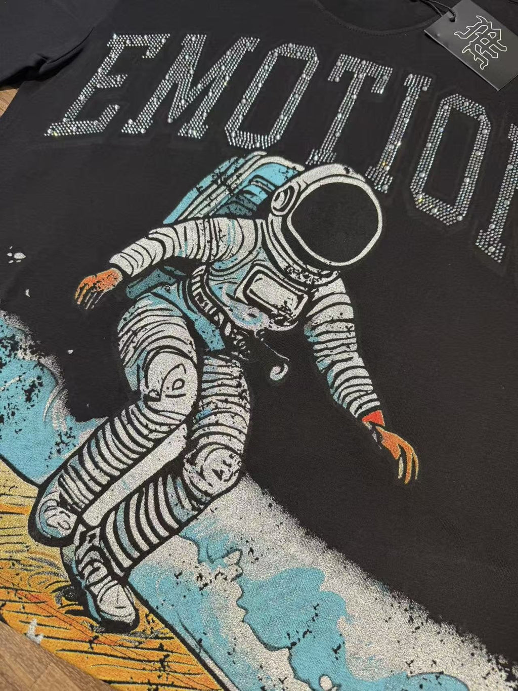MIXED EMOTION Astronaut Surf Graphic T-Shirt — detail