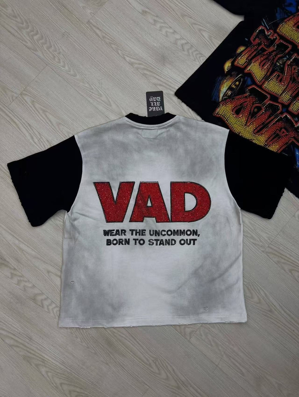 VARE ALL DAY Washed Contrast-Sleeve Graphic T-Shirt — context