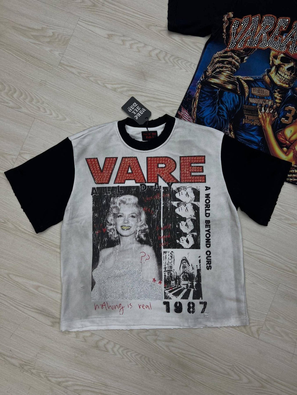 VARE ALL DAY Washed Contrast-Sleeve Graphic T-Shirt — context