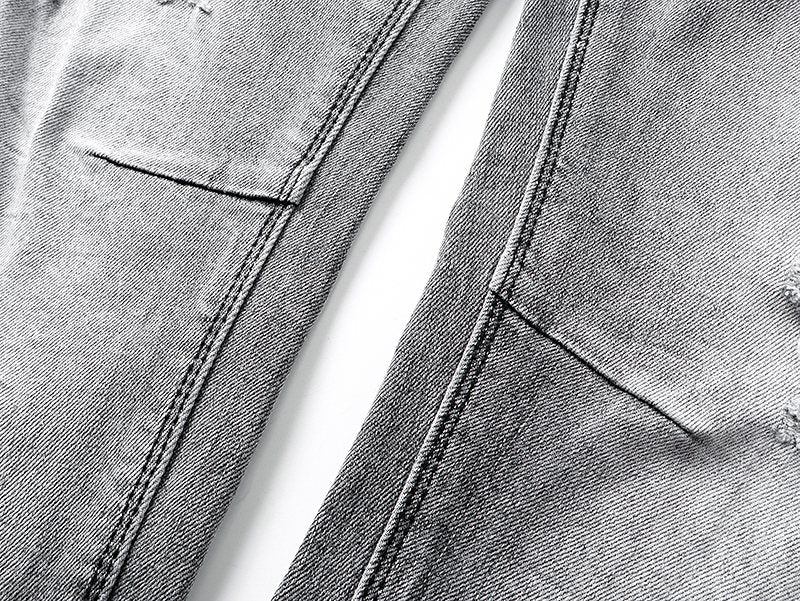 R+A Gray Graphic Detail Distressed Jeans — detail