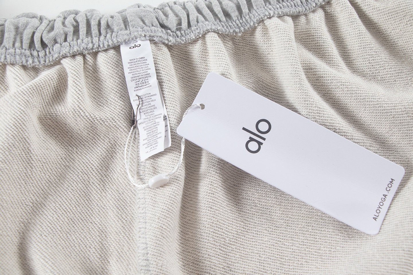 alo Elastic Waist Logo Detail Shorts — hang_tag