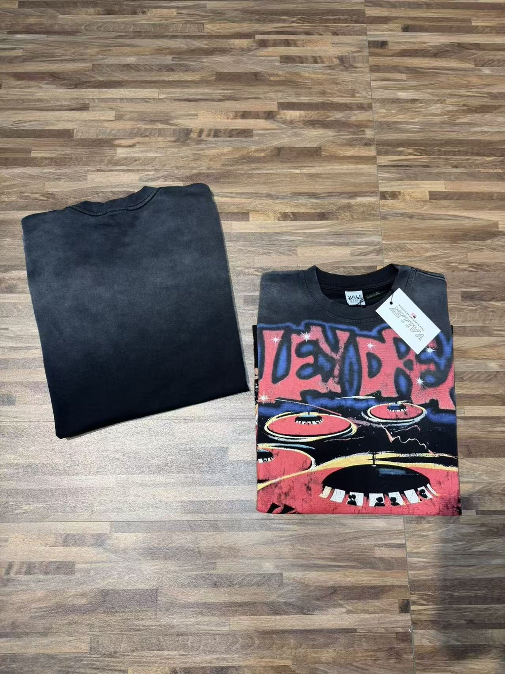 VALLEY UFO Graphic Washed Black T-Shirt — context