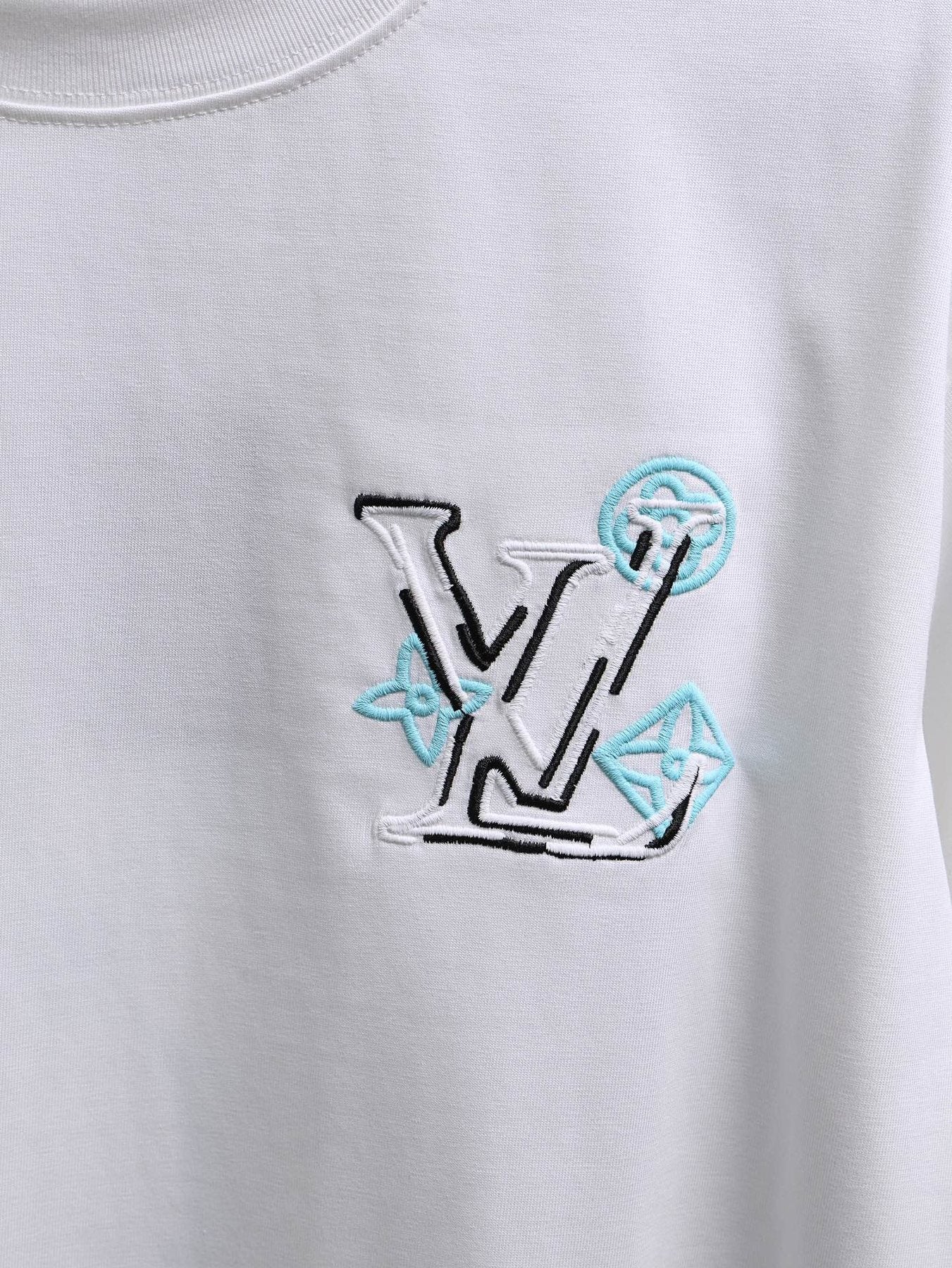 Louis Vuitton*LV White Embroidered Graphic T-Shirt — detail